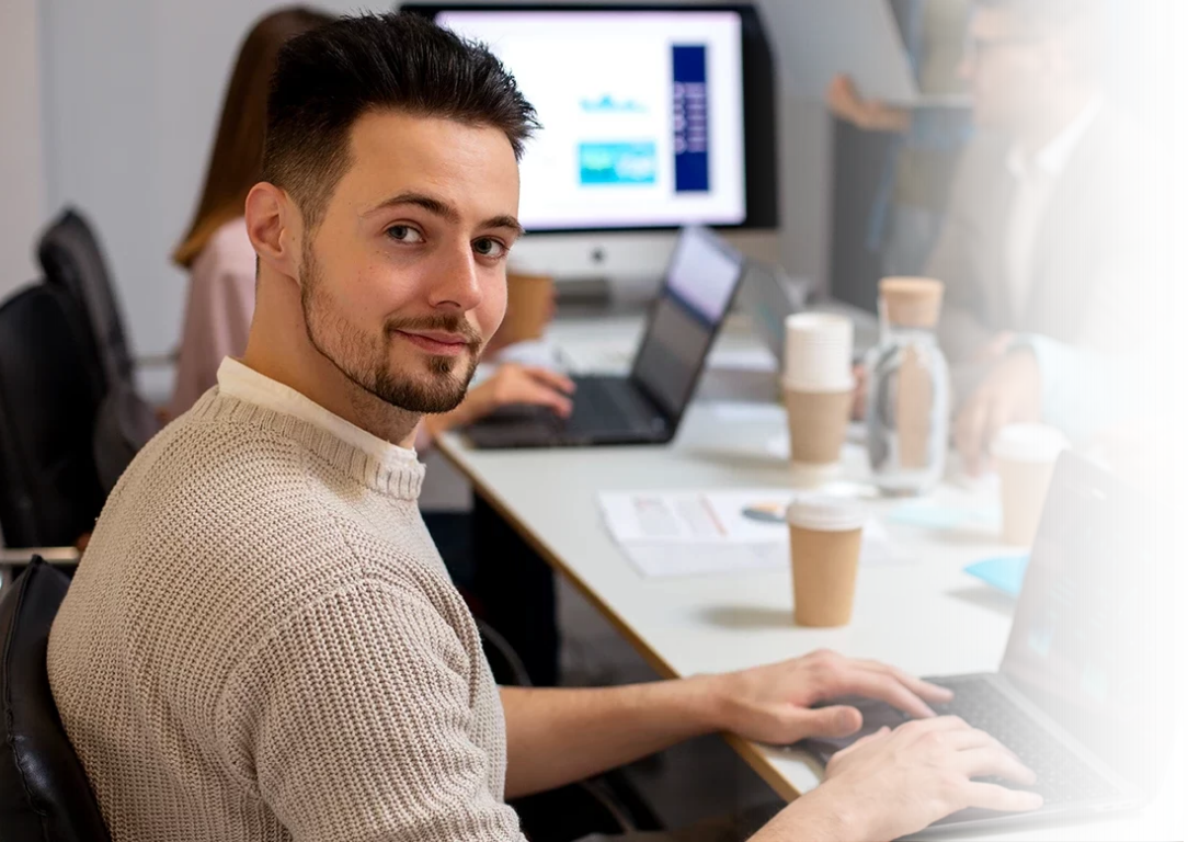 personal de contacto trabajando con laptop